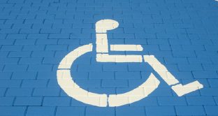 Si può usare il cartellino invalidi senza il disabile a bordo dell'auto?