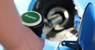 Bonus benzina, 100 euro al mese per chi guadagna poco: la proposta d'Oltralpe