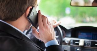 Multe salatissime per chi usa telefoni o smartphone alla guida. Le modifiche al condice della strada già in vigore.