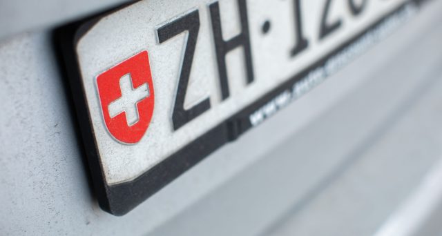 Obbligatorio iscrivere il veicolo con targa svizzera al Registro dei Veicoli Esteri (REVE) presso il Pra. Previste multe fino a 3.500 euro.