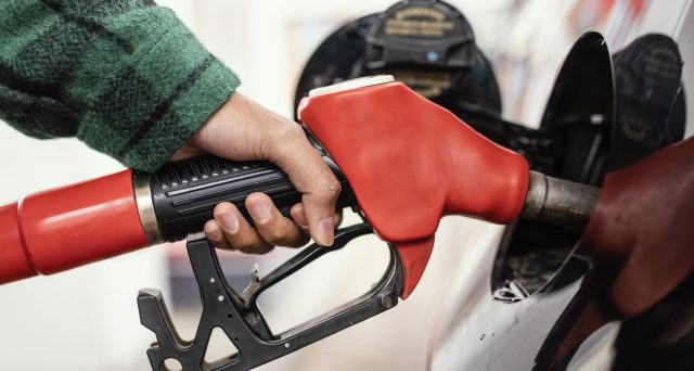 Perché conviene fare benzina prima del ponte del primo maggio: i prezzi di benzina e diesel potrebbero di nuovo aumentare. 