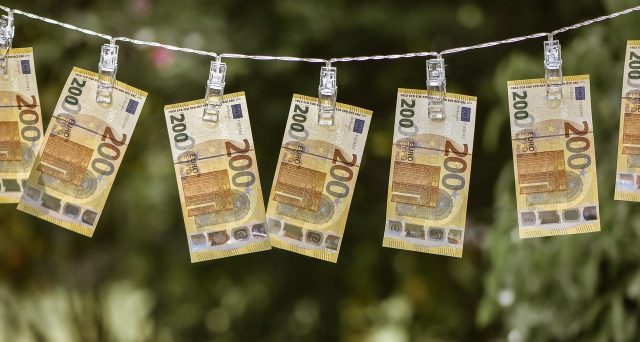 Bonus 200 euro partita IVA, chi deve fare domanda all'INPS (e chi no)