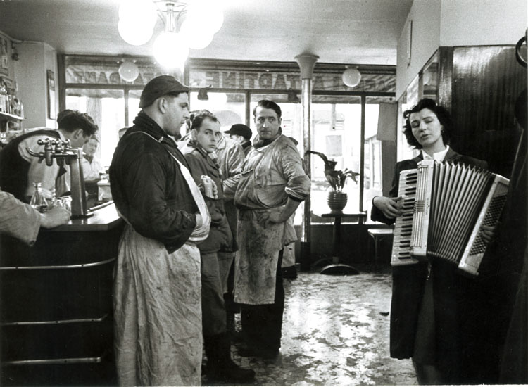 Robert Doisneau, Les bouchers mélomanes, la Villette, 1953.jpg