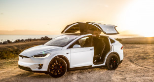 Tesla Model X: richiesta di risarcimento da un cliente dopo un inconveniente abbastanza grave che si è verificato in autostrada.
