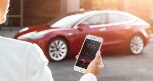 Tesla Model 3 si aprirà con una app dello smartphone, dopo 130 anni la nuova auto di Elon Musk sarà la prima senza chiave fisica.