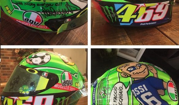 Valentino Rossi dona il suo casco speciale, indossato al Mugello per ricordare Nicky Hayden, alla famiglia dello sfortunato pilota americano deceduto in un incidente.