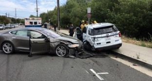 Tesla: nuovo incidente in California, un esemplare di Model S con Autopilot in funzione si schianta contro un'auto della polizia.