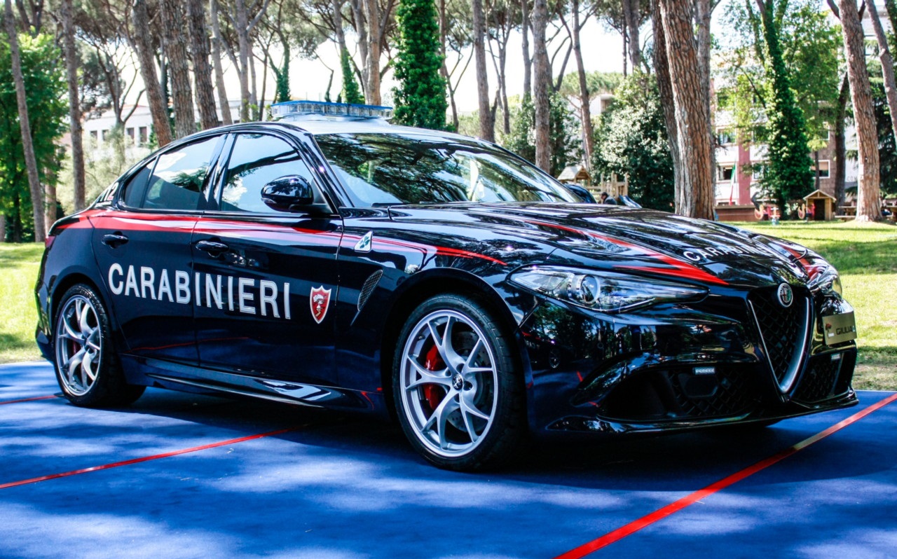 Alfa Romeo Giulia Carabinieri percorre in tempo record la strada ...