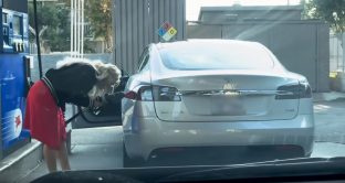 Tesla: esilarante scena avvenuta presso una stazione di servizio in USA dove una donna ha tentato di fare il pieno alla sua auto elettrica