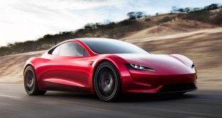E' ordinabile la nuova Roadster di Tesla, chi la vorrà prenotare dovrà versare 4 mila euro subito e altri 211 mila entro 10 giorni