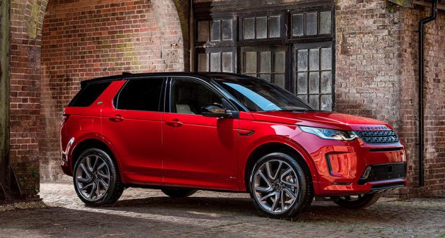 Nuovi motori elettrificati, una nuova piattaforma e un importante aggiornamento interno caratterizzano la nuova Land Rover Discovery Sport