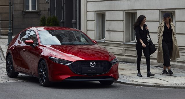 Mazda ha aperto ordini in Europa per la sua nuova generazione di auto compatte Mazda3 dotata del propulsore Skyactiv-X a risparmio di carburante