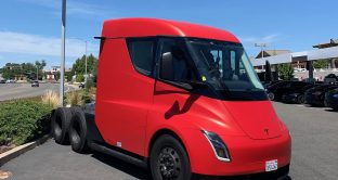Tesla Semi avvistato a Rocklin in California nelle scorse ore in un inedito colore rosso