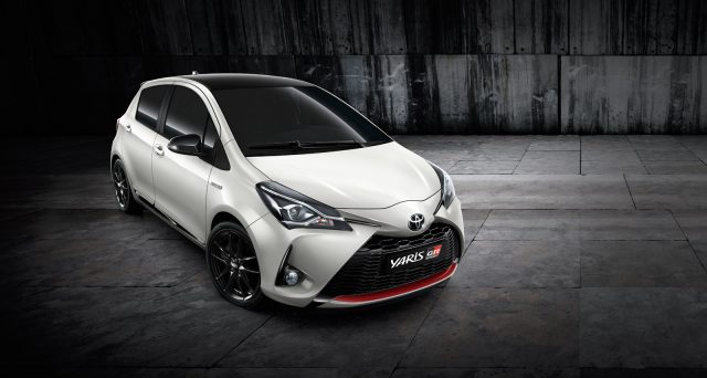 Nuova Toyota Yaris: La nuova generazione del celebre veicolo è stato immortalato in alcune foto spia in versione prototipo camuffato al Nurbrugring