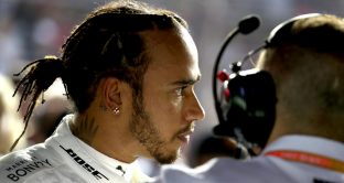 Lewis Hamilton è scioccato dal fatto che la Formula 1 che partirà con il Gran Premio d'Australia proseguirà normalmente nonostante il coronavirus