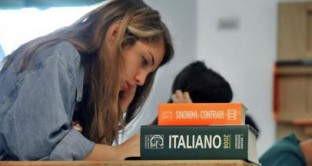 Sono iniziati gli esami di maturità 2013: al via con la prima prova, il classico tema di italiano. Ecco tutti i titoli delle tracce uscite in continuo aggiornamento 