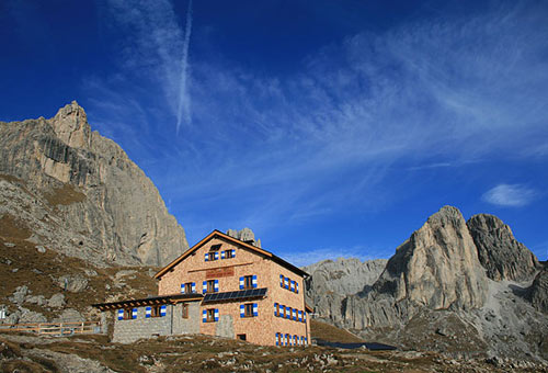 Ecco la classifica dei rifugi montani più belli e pittoreschi d'Italia.