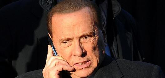 Berlusconi si trasferisce vicino Fontana di Trevi ma non tutti i nuovi vicini sembrano esserne contenti.