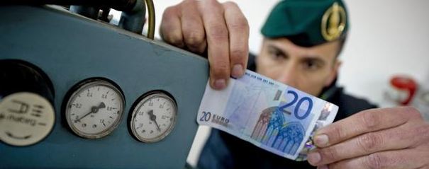 Tra le banconote quelle più a rischio di contraffazione sono i tagli da 20 euro. Ecco come riconoscere i biglietti falsi