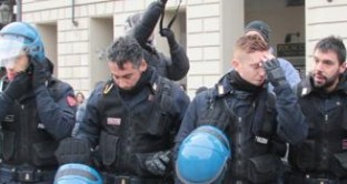 poliziotti senza caschi Torino