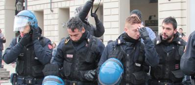 I poliziotti sono con i forconi contro i politici? Questa la domanda che si fanno in molti dopo aver visto le foto dei poliziotti che a Torino, ma non solo, si sono tolti i caschi. Uno di loro ha spiegato il perché di questo gesto “naturale”.