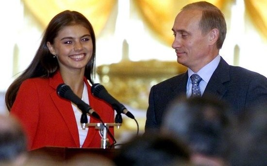 Alina Kabaeva, secondo il gossip molto vicina a Putin, lascia il Parlamento per guidare una holding dei media.