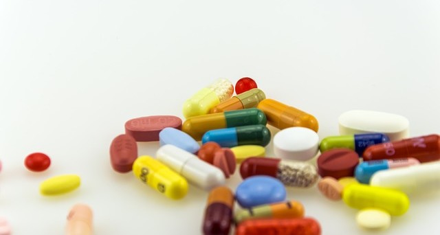L'Aifa ha reso note nuove importanti informazioni sui medicinali che contengono fluorochinoloni e chinoloni: le info e quali farmaci verranno ritirati dal commercio.