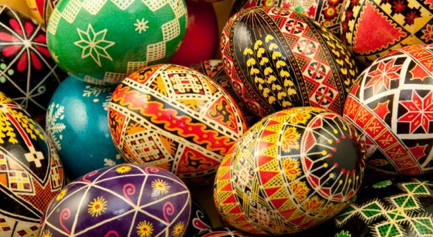  Ecco le info, le origini e il perché le uova sono il simbolo della Pasqua.
