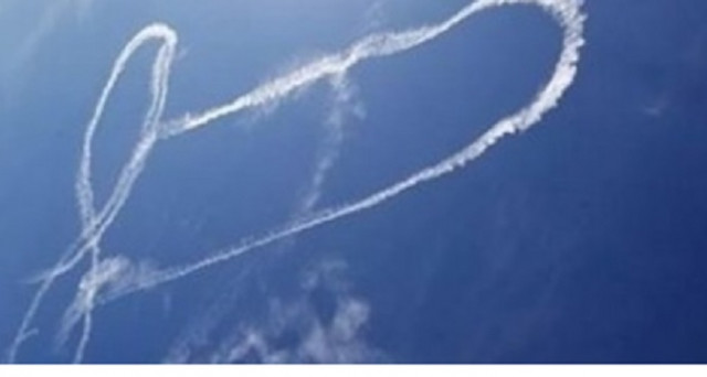 Mentre era a bordo del suo caccia bombardiere “F18 Super Hornet”, un pilota della marina americana ha disegnato nel cielo un enorme pene scatenando enormi polemiche.