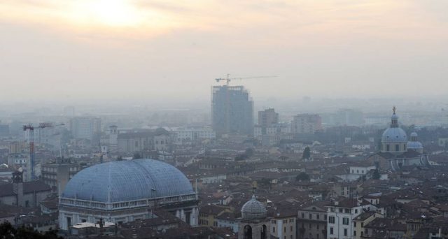 MobilitAria ha analizzato la qualità dell'aria di 14 città metropolitane tra cui Milano, Torino, Palermo e Napoli e dal rapporto stilato si è evinto che si sta registrando un miglioramento. Non tutte le città, però, stanno rispettando i limiti previsti dalla Direttiva Europea.