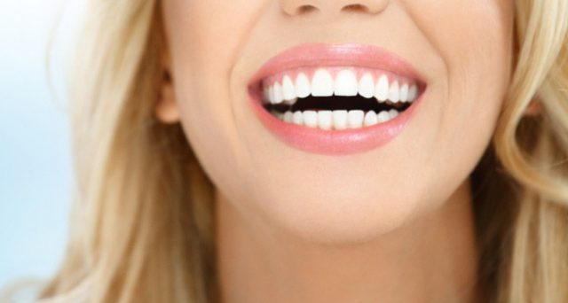Olte a un'igiene orale quotidiana e a strategie odontoiatriche, per avere un sorriso bianchissimo è possibile fare molto anche a tavola. I consigli della dottoressa Marilena Troise 