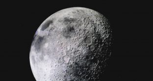 Il radar della missione cinese Chang'è 4 è riuscito a vedere cosa c'è sotto la faccia nascosta della Luna: le info.