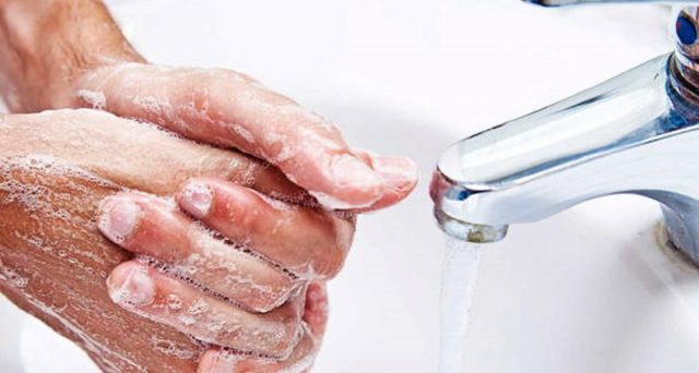 Per l’emergenza Coronavirus sarà importantissimo non soltanto lavare accuratamente le mani ma anche asciugarle con cura: vediamo per quale motivo.