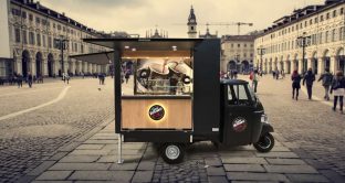 Colazione a domicilio grazie all'iniziativa del Caffè Vergnano, in giro per Torino con Apecar a servire cappuccino e brioche. 