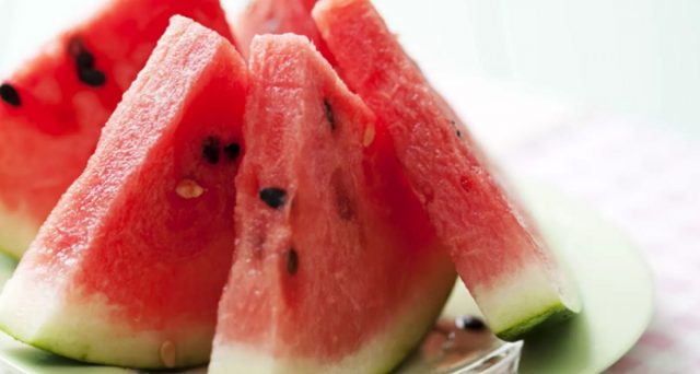 Si tratta del frutto che regna sovrano in estate: l’anguria ha moltissime proprietà nutritive per il benessere e la salute del nostro organismo.