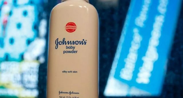 Le cause legali con risarcimenti miliardari negli USA avrebbero portato il colosso Johnson&Johnson ad annunciare lo stop alla vendita dei prodotti contenenti talco.