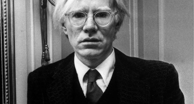 Le opere più costose di Andy Warhol, ma anche tutti i film diretti dal regista. Oggi è l'anniversario della sua nascita.
