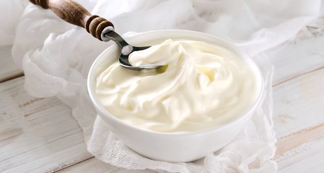 Le proprietà e i benefici dello yogurt greco, un alimento da inserire nella nostra dieta.