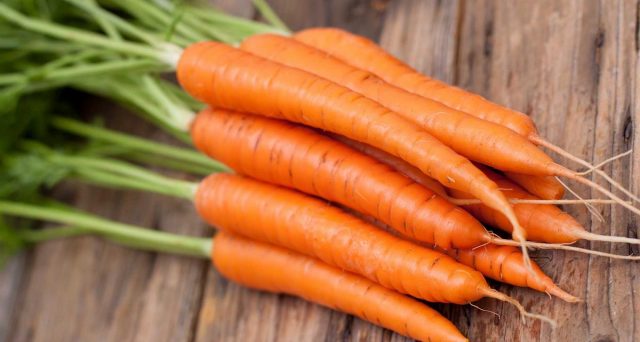 Le carote sono uno degli ortaggi più salutari in assoluto e non solo per la tintarella. Tutti i benefici e perché andrebbero mangiate crude e cotte. 