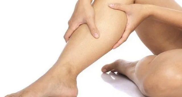 La ritenzione idrica, che aumenta in estate a causa della vasodilatazione, è la causa di gambe gonfie e buccia d’arancia.