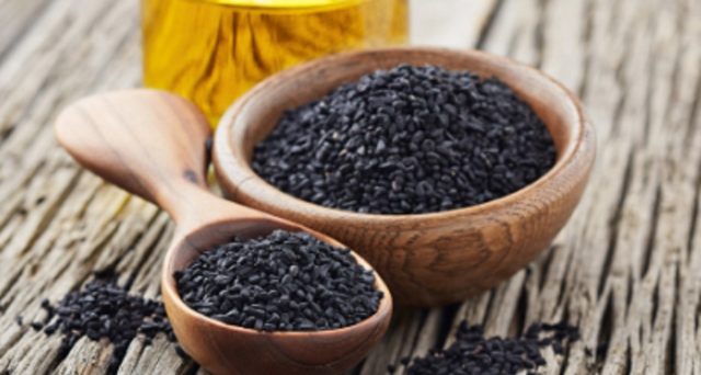 Le importanti proprietà dell’olio di cumino nero, particolarmente adatte per questa stagione: dal sistema immunitario al colesterolo.