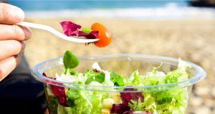 Dieta al mare, cosa mangiare e cosa è meglio evitare in spiaggia per restare in forma