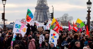 Perché in Francia anche i giovani stanno protestando per le pensioni
