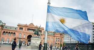 Collocati bond Argentina per 2,5 miliardi di euro in due tranches: scadenza 2022 (XS1503160225) e 2027 (XS1503160498)