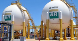 L’agenzia ha declassato l’azienda petrolifera a BB. I rendimenti dei titoli in dollari schizzano verso il 10%