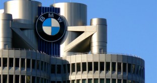 La casa automobilistica tedesca ha raccolto ordini doppi nonostante il crollo del titolo azionario in borsa