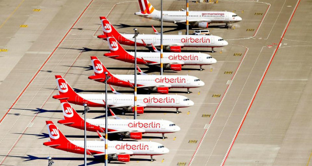 Bond e azioni Air Berlin precipitano a Francoforte. Caos fra i risparmiatori che rischiano di perdere tutto. Governo in soccorso con un prestito da 150 milioni