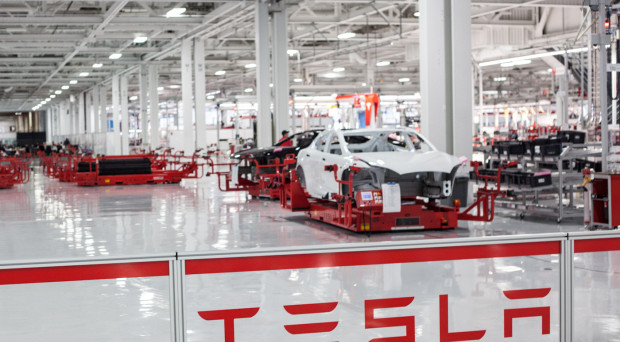 Il fenomeno Tesla rischia di essere un fuoco di paglia di fronte alla concorrenza dei big del settore auto. Intanto il bond va a ruba