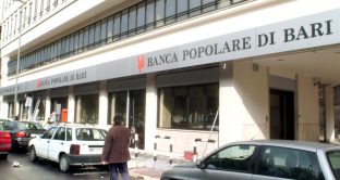 Azioni e obbligazioni della Banca Popolare di Bari sono state sospese dalle contrattazioni. L'istituto potrebbe essere a breve oggetto di un salvataggio pubblico. 
