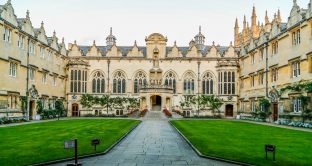 Oxford University sta emettendo per la seconda volta in poco più di due anni un'obbligazione a 100 anni, grazie alla caccia al rendimento scatenatasi sui mercati tra gli investitori istituzionali. E il rating ne accresce l'appetibilità. 